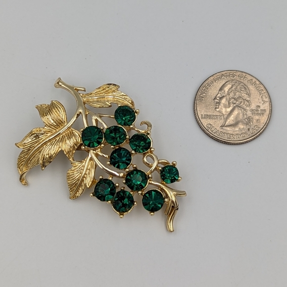 Super Sparkling Pegasus Coro Vintage 50's Green Rhinestone Grape Cluster Brooch - Picture 6 of 8